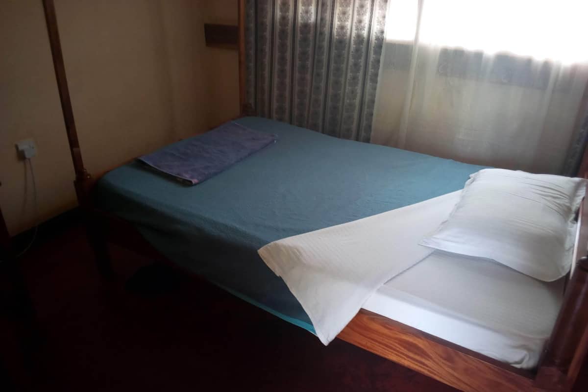 Escritorio, tabla de planchar con plancha, wifi gratis y ropa de cama