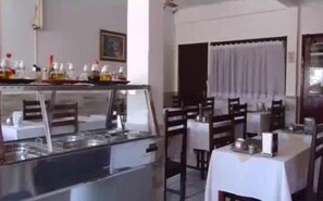 Café da manhã com buffet grátis todos os dias