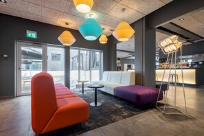 Lobby sitting area - a&o Copenhagen Sydhavn - Hostel (Copenhagen)