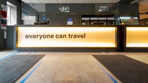 A reception area with a sign that reads "everyone can travel". - a&o Copenhagen Sydhavn - Hostel (Copenhagen)