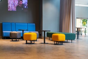 Lobby sitting area - a&o Copenhagen Sydhavn - Hostel (Copenhagen)