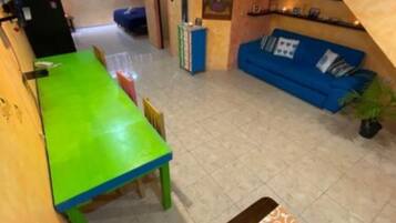 Estudio Grand, 1 cama King size, cocina | Decoración personalizada y muebles diferentes