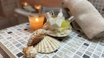 Regadera, regadera tipo lluvia, secadora de cabello, toallas