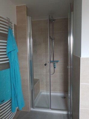Dusche, Haartrockner, Handtücher, Seife