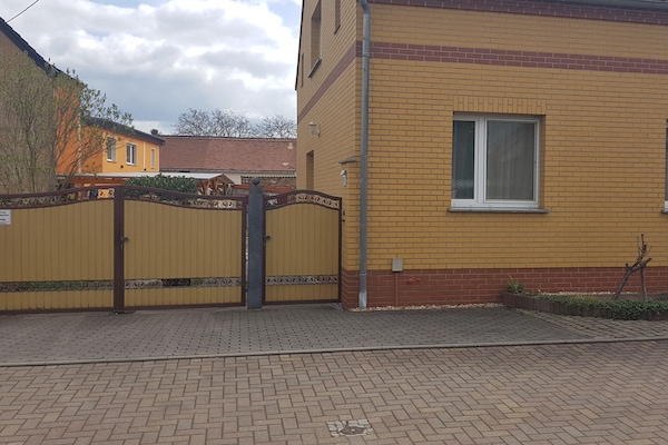 Straßenansicht unseres Hauses