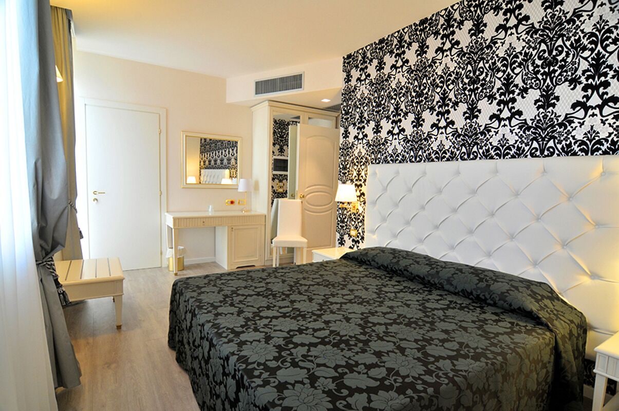 deluxe double or twin room | down duvets, minibar, in-room safe, desk