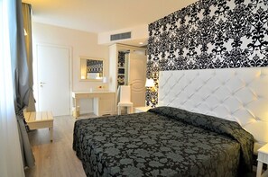 Deluxe kamer, 1 twee- of 2 eenpersoonsbedden | Donzen dekbedden, een minibar, een kluis op de kamer, een bureau
