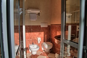 Superior Double Room, Balcony | Bathroom | Shower, rainfall showerhead, free toiletries, hair dryer - GFH - Hotel Palazzo Bello (Recanati)