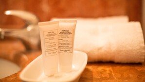 Two tubes of product on a white tray with a towel in the background. - GFH - Hotel Palazzo Bello (Recanati)