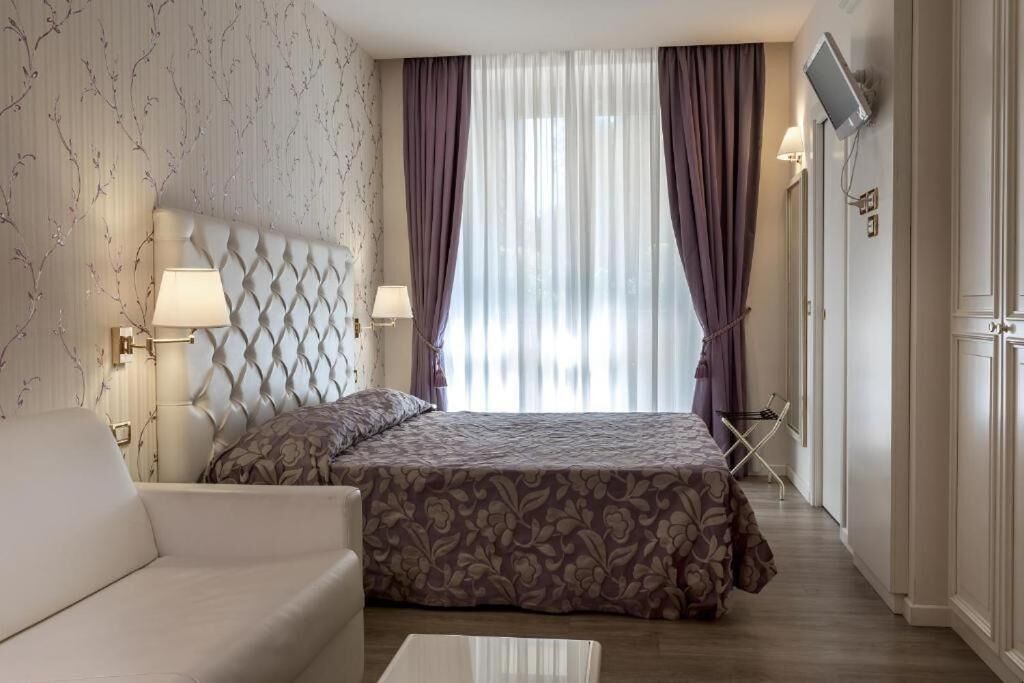 deluxe double or twin room | down duvets, minibar, in-room safe, desk