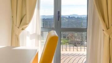 Superior-Doppelzimmer, Balkon | Daunenbettdecken, Minibar, Zimmersafe, Schreibtisch