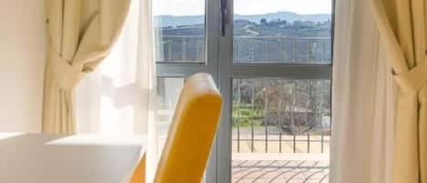 Superior-Doppelzimmer, Balkon | Daunenbettdecken, Minibar, Zimmersafe, Schreibtisch