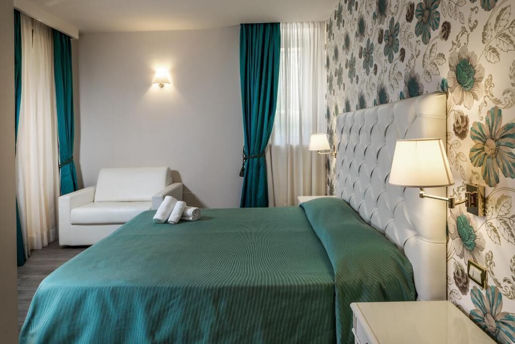 deluxe double or twin room | down duvets, minibar, in-room safe, desk