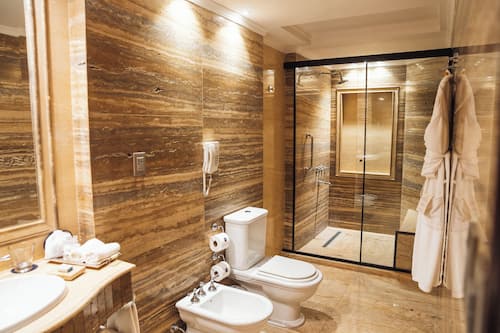 Quarto sênior | Banheiro | Produtos de toalete grátis, secador de cabelo, roupões de banho, bidê