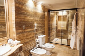 Senior Room | Bathroom | Free toiletries, hair dryer, bathrobes, bidet - Nino Hotel Boutique (Asunción)