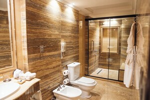 Senior-Zimmer | Badezimmer | Kostenlose Toilettenartikel, Haartrockner, Bademäntel, Bidet