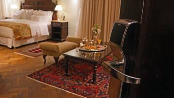 Senior Room | Premium bedding, down comforters, memory foam beds, minibar