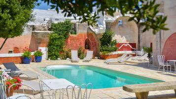 Außenpool (je nach Saison geöffnet), Liegestühle