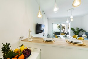 Appartamento panoramico | Cucina privata | Frigorifero con congelatore, microonde, forno, piano cottura