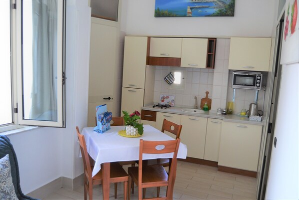 Appartement | Cuisine privée | Réfrigérateur grande capacité avec congélateur, four à micro-ondes