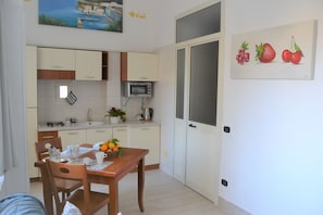Appartement | Cuisine privée | Réfrigérateur grande capacité avec congélateur, four à micro-ondes