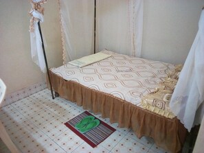 Quarto solteiro | Escrivaninha, roupa de cama