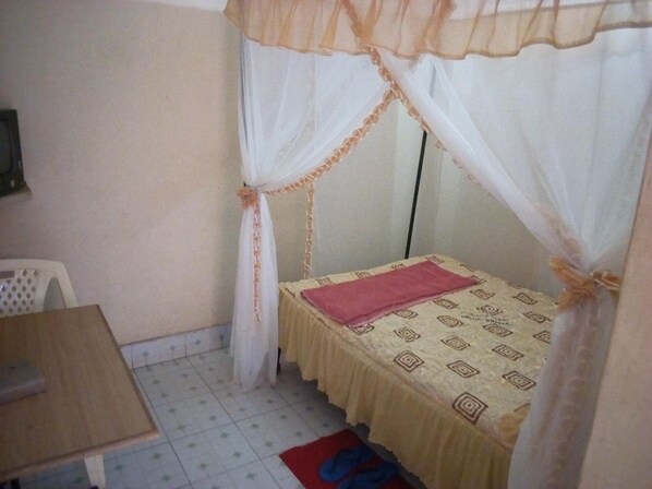 Single Room | Desk, bed sheets