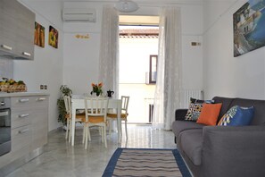 อพาร์ทเมนท์ | ห้องนั่งเล่น | ทีวีจอแบน 32 นิ้ว พร้อมช่องดิจิตอล, ทีวี