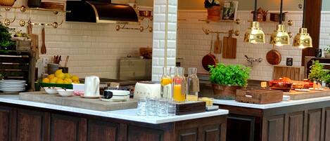 Free daily buffet breakfast