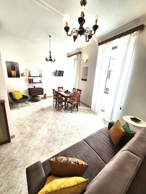 Residenza I | Area soggiorno | TV a schermo piatto 33 pollici con canali via cavo, TV