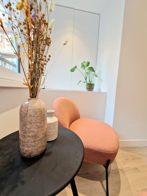 Greenfour Rome Apartment | 起居区 | 33-英寸纯平电视 （配备有线频道）、电视