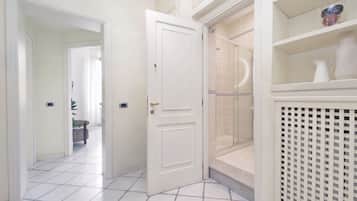 Residenza VIII | Badezimmer | Dusche, Regendusche, Haartrockner, Bidet