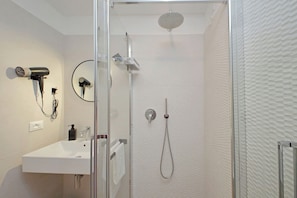 Greenfour Rome Apartment | 浴室 | 淋浴设施、大花洒淋浴喷头、吹风机、坐浴桶