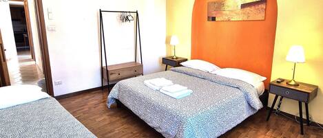 Ropa de cama de alta calidad, cubrecamas y muebles diferentes