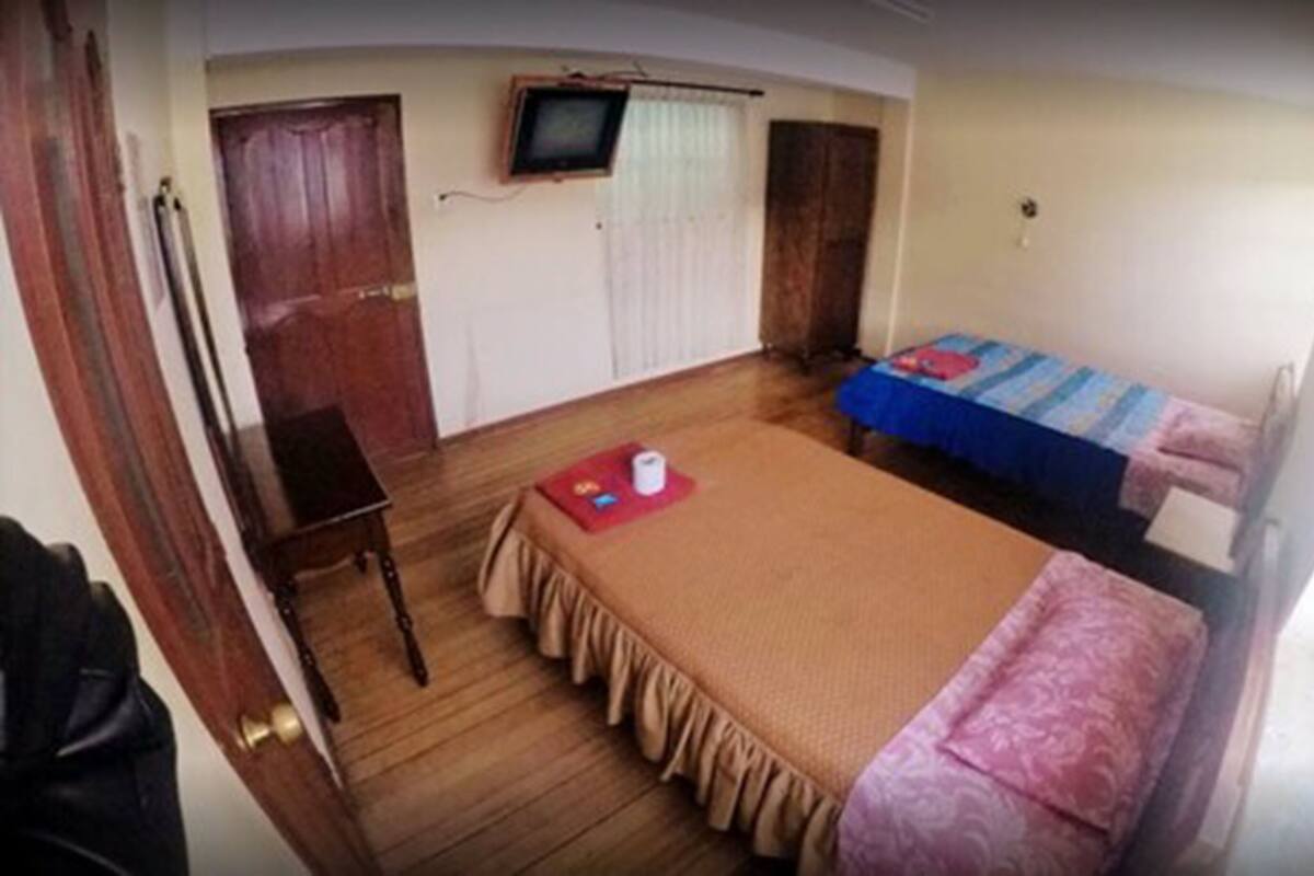 Habitación básica con 2 camas individuales | Wifi gratis y ropa de cama