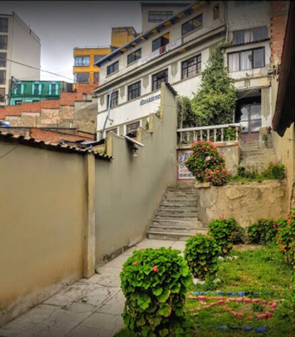 Vista frontal de la propiedad