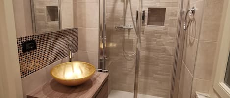 Deluxe Double or Twin Room (Gianduiotto) | Bathroom shower