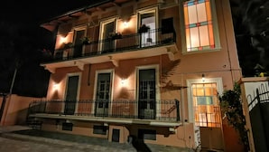 A two-story building with balconies, a front entrance, and a small garden area. - B&B Ad Quintum Torino (Collegno)