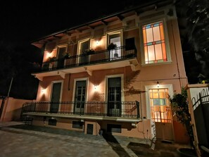 Fachada da propriedade à noite