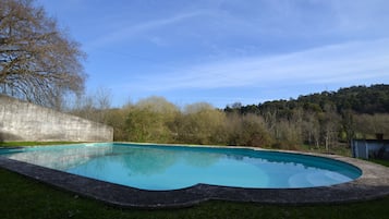 Kolam renang outdoor musiman