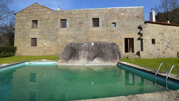 A stone building with a swimming pool in front. - Casas de Pindela (Vila Nova de Famalicao)