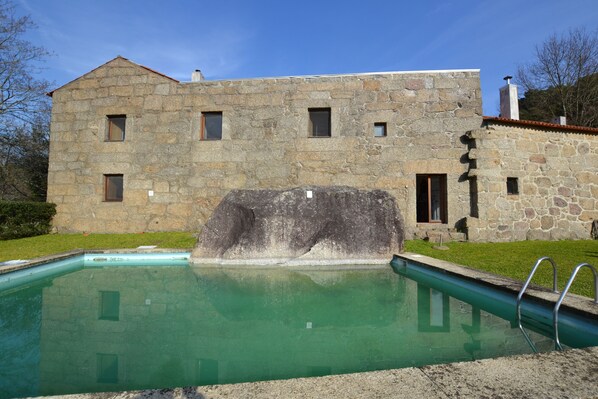 Seasonal outdoor pool - Casas de Pindela (Vila Nova de Famalicao)