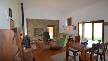 House, 2 Bedrooms | Living room | Flat-screen TV, fireplace