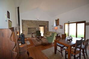 House, 2 Bedrooms | Living room | Flat-screen TV, fireplace - Casas de Pindela (Vila Nova de Famalicao)