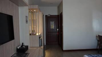 Caja de seguridad en la habitación y escritorio