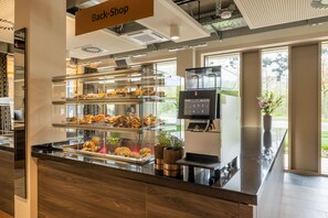 Daily buffet breakfast for a fee - MASEVEN München Messe Trudering (Munich)