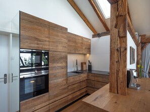 Fridge, microwave, oven, stovetop - 5-star Gut Stohrerhof on Lake Ammersee with 1,000 m² garden for up to 15 people (Riederau)