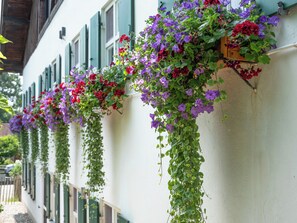 Exterior detail - 5-star Gut Stohrerhof on Lake Ammersee with 1,000 m² garden for up to 15 people (Riederau)