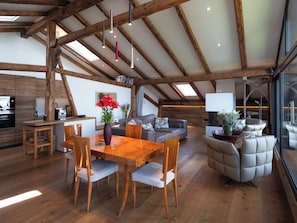 Smart TV, fireplace, books, music library - 5-star Gut Stohrerhof on Lake Ammersee with 1,000 m² garden for up to 15 people (Riederau)