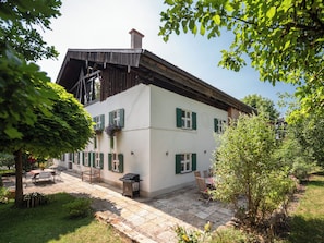 Outdoor dining - 5-star Gut Stohrerhof on Lake Ammersee with 1,000 m² garden for up to 15 people (Riederau)